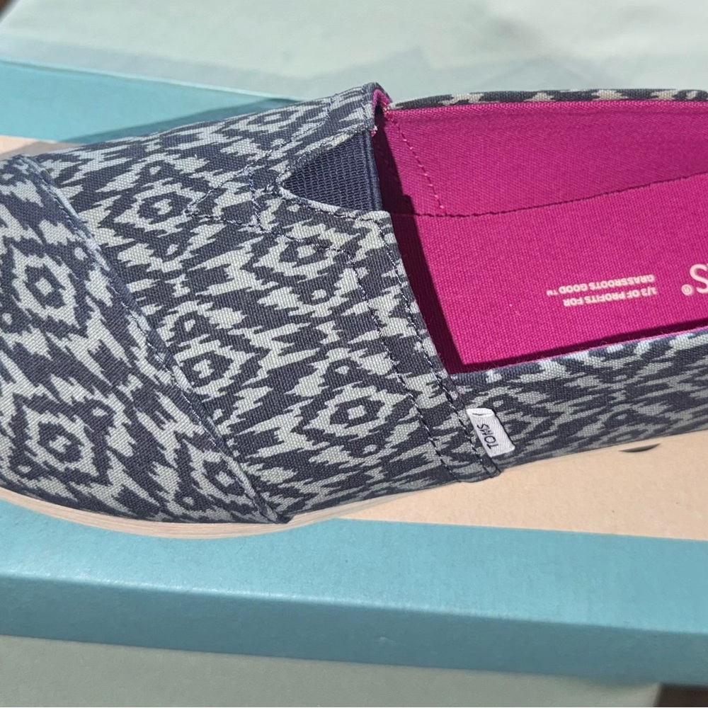 TOMS - Picture 2 of 3